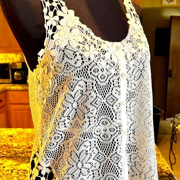Kimchi Blue Ivory Lacy Flowers Crochet Tank Top NWT Size Small - Picture 8 of 13